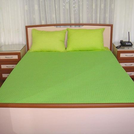 Nino Apartment On Pirosmani Батуми Экстерьер фото