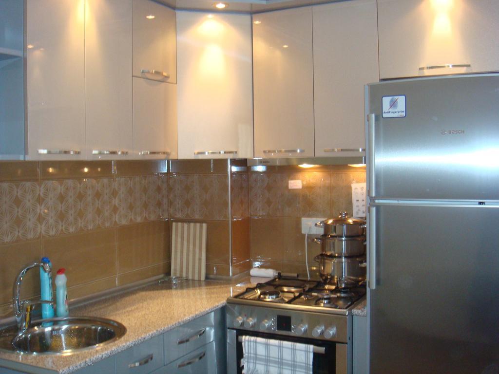 Nino Apartment On Pirosmani Батуми Номер фото