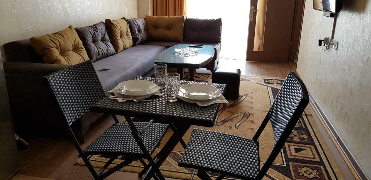 Nino Apartment On Pirosmani Батуми Экстерьер фото